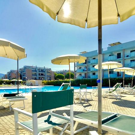 Isa-Apartments 4 Beds In Residence With Swimming-Pool In San Vincenzo, Just 600 Meters From The Sea المظهر الخارجي الصورة